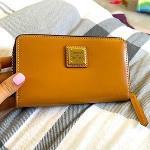 Leather authentic Dooney&Bourke wristlet wallet
